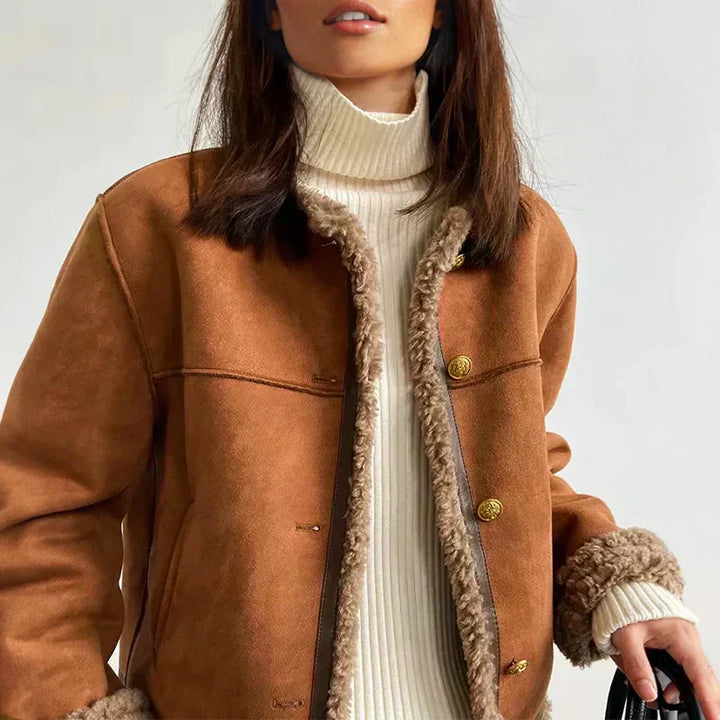 ELYRA™ | Geknöpfte Lammfelljacke