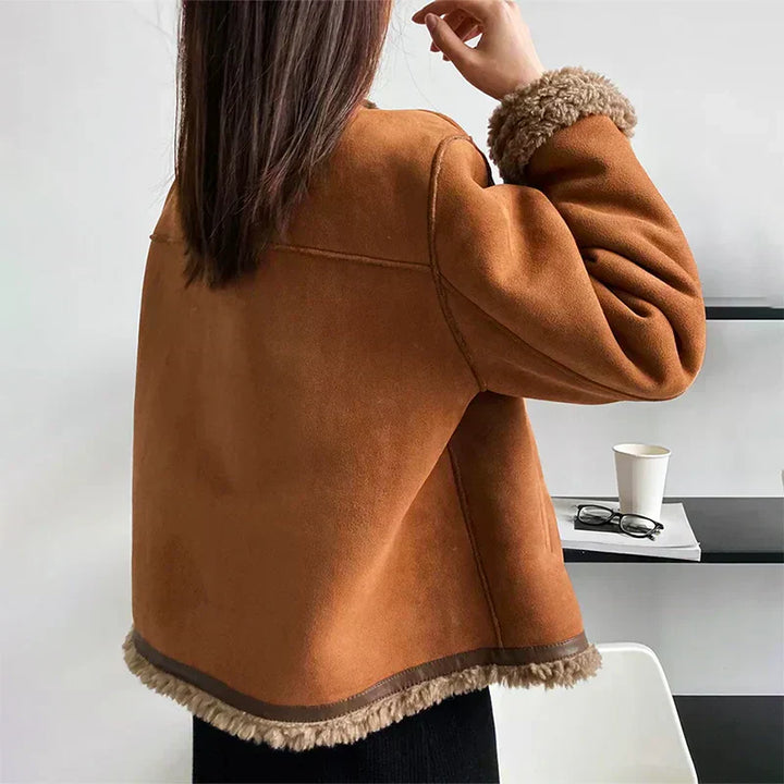 ELYRA™ | Geknöpfte Lammfelljacke