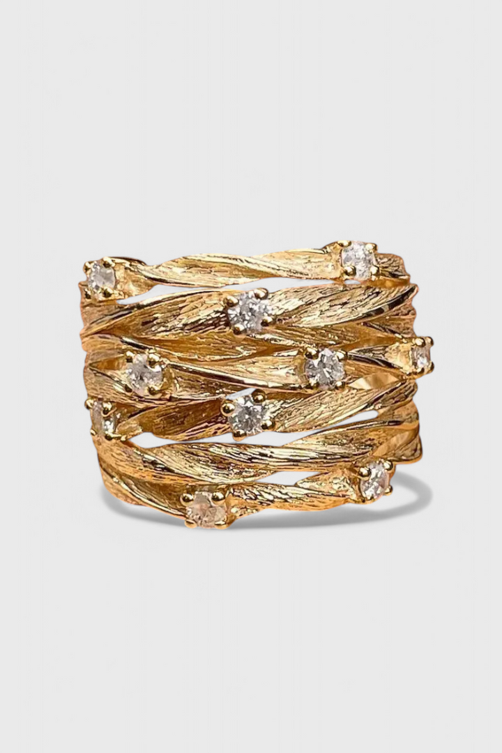 ELYRA™ | Vintage Gold Ring with Timeless Charm